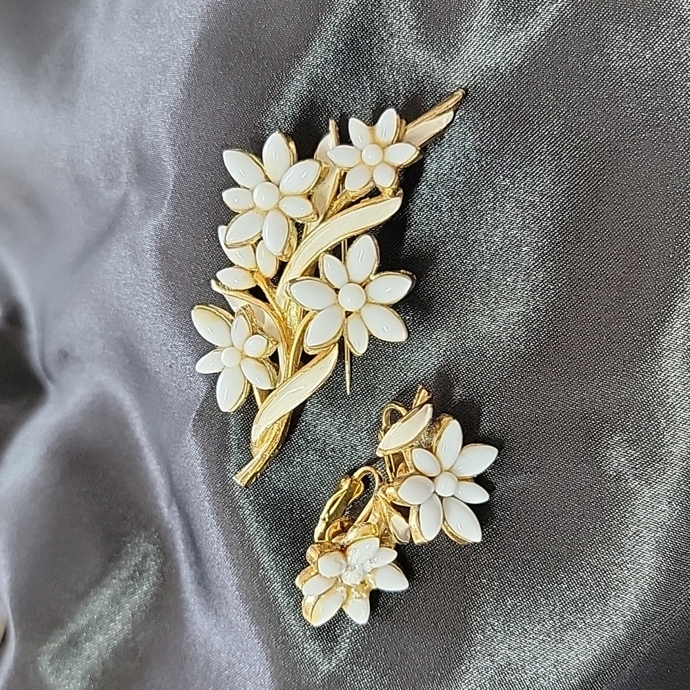 Vintage white flower pin with clasp earrings